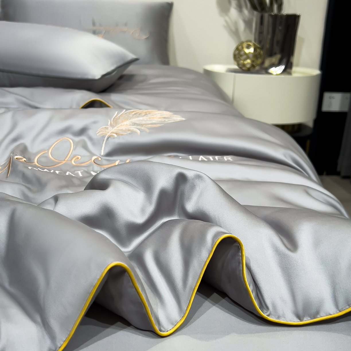 91家纺网 家纺一手货源 找家纺 （总）乐窝家纺仓储 2026新款滚边水洗真丝水洗天丝冰丝刺绣夏被四件套-羽毛系列