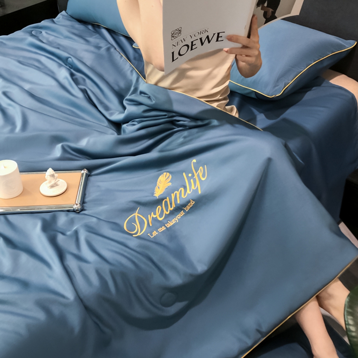 91家纺网 家纺一手货源 找家纺 乐窝家纺仓储 2026新款滚边水洗真丝水洗天丝冰丝刺绣夏被四件套-羽毛系列 梦羽-宾利蓝