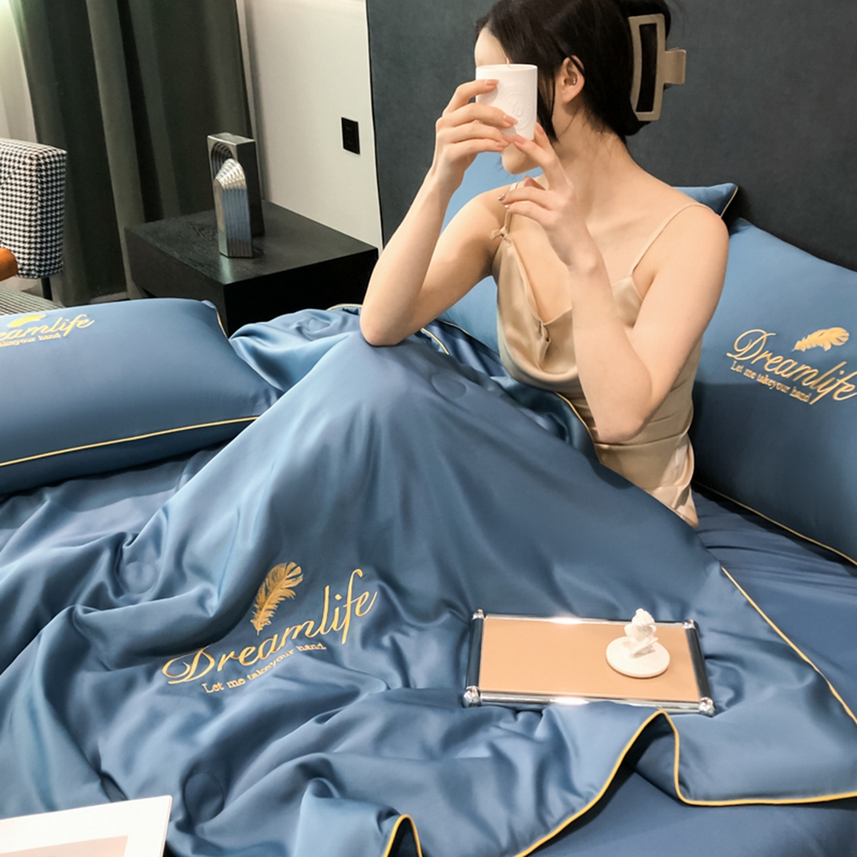 91家纺网 家纺一手货源 找家纺 乐窝家纺仓储 2026新款滚边水洗真丝水洗天丝冰丝刺绣夏被四件套-羽毛系列 梦羽-宾利蓝