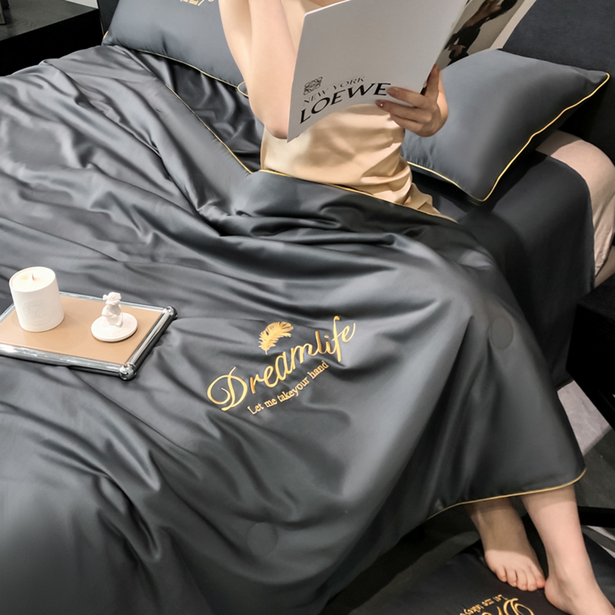 91家纺网 家纺一手货源 找家纺 乐窝家纺仓储 2026新款滚边水洗真丝水洗天丝冰丝刺绣夏被四件套-羽毛系列 梦羽-高级灰