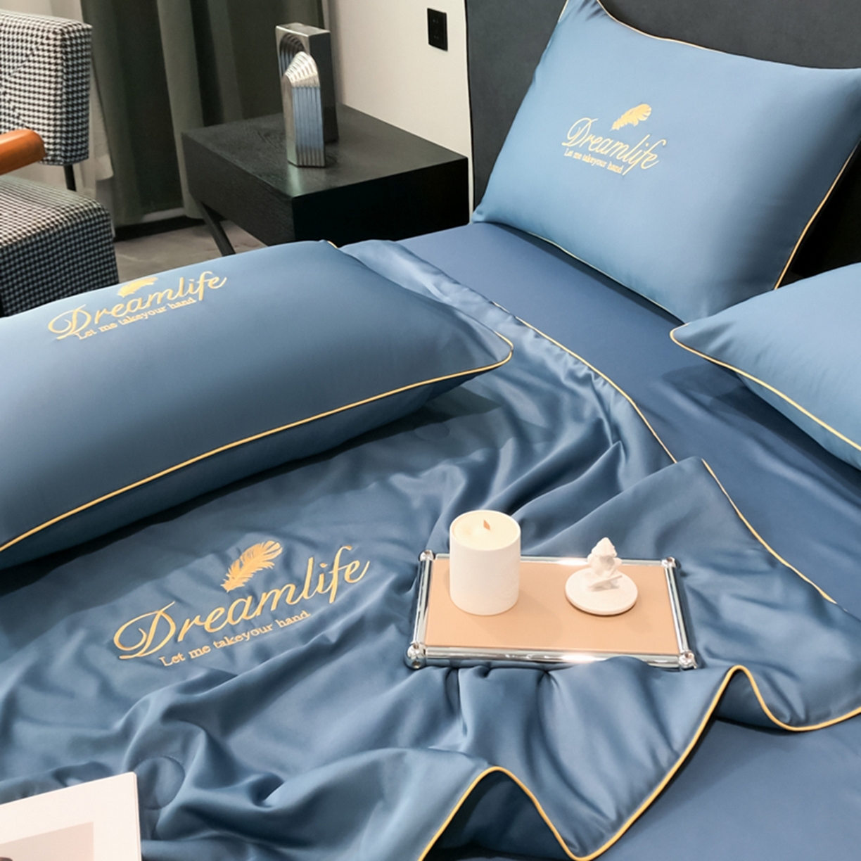 91家纺网 家纺一手货源 找家纺 乐窝家纺仓储 2026新款滚边水洗真丝水洗天丝冰丝刺绣夏被四件套-羽毛系列 梦羽-宾利蓝