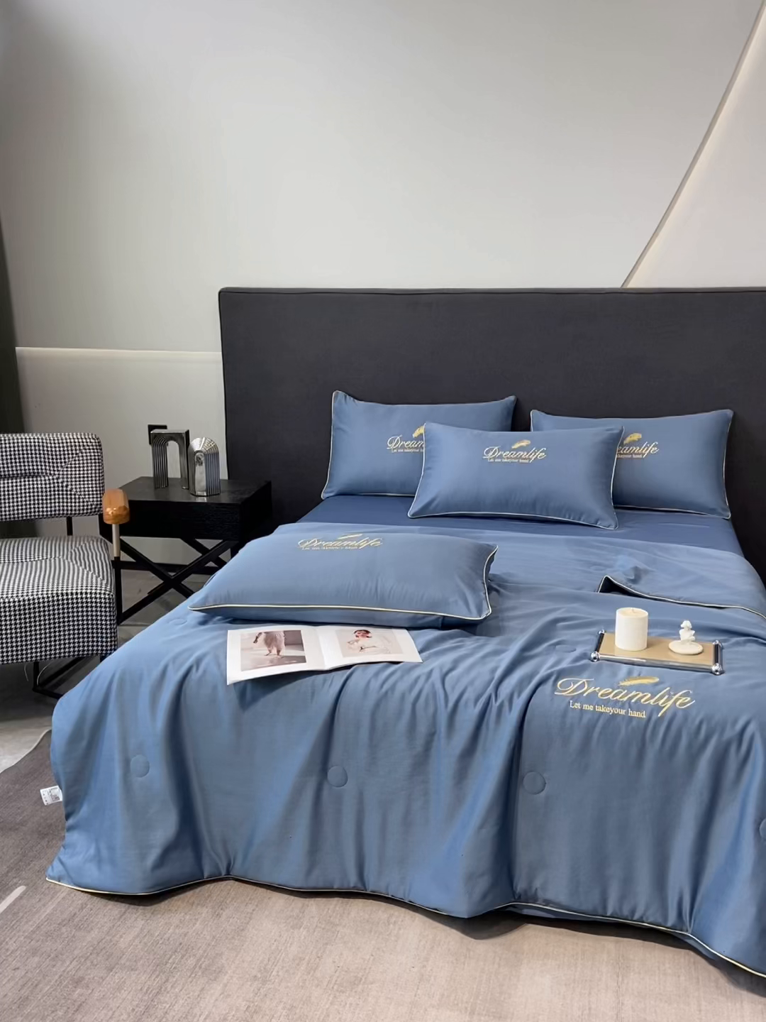 91家纺网 家纺一手货源 找家纺 乐窝家纺仓储 2026新款滚边水洗真丝水洗天丝冰丝刺绣夏被四件套-羽毛系列 梦羽-宾利蓝