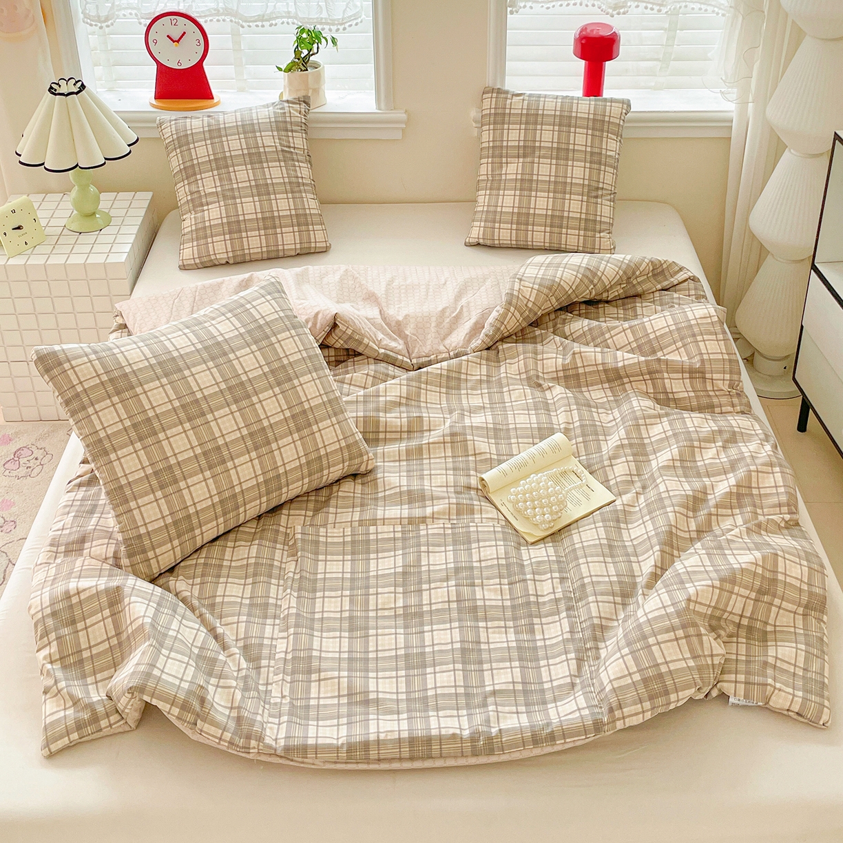 91家纺网 家纺一手货源 找家纺 多米家居 2025新款全棉口袋印花抱枕被 格韵-咖