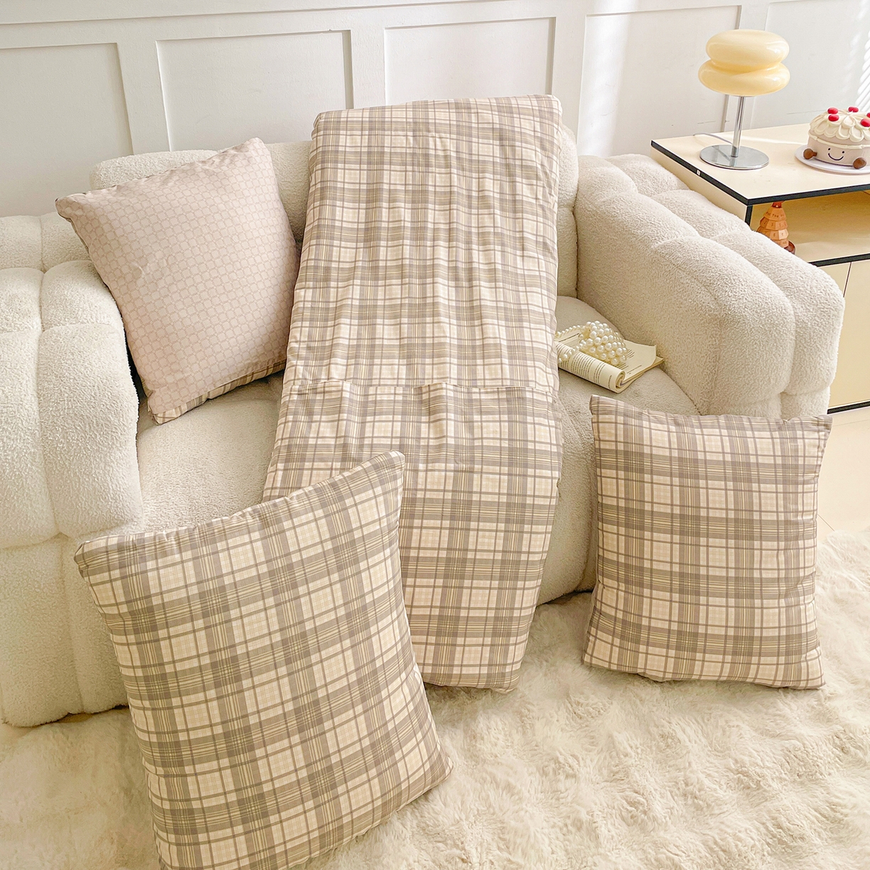 91家纺网 家纺一手货源 找家纺 多米家居 2025新款全棉口袋印花抱枕被 格韵-咖