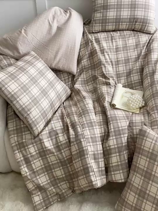 91家纺网 家纺一手货源 找家纺 多米家居 2025新款全棉口袋印花抱枕被 格韵-咖