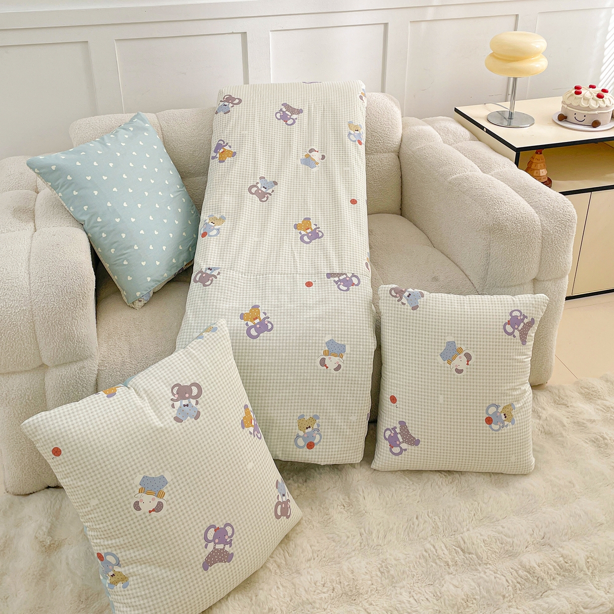 91家纺网 家纺一手货源 找家纺 多米家居 2025新款全棉口袋印花抱枕被 格子小象