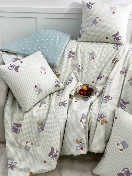 91家纺网 家纺一手货源 找家纺 多米家居 2025新款全棉口袋印花抱枕被 格子小象