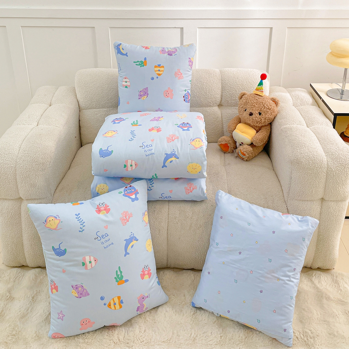 91家纺网 家纺一手货源 找家纺 多米家居 2025新款全棉口袋印花抱枕被 海底世界