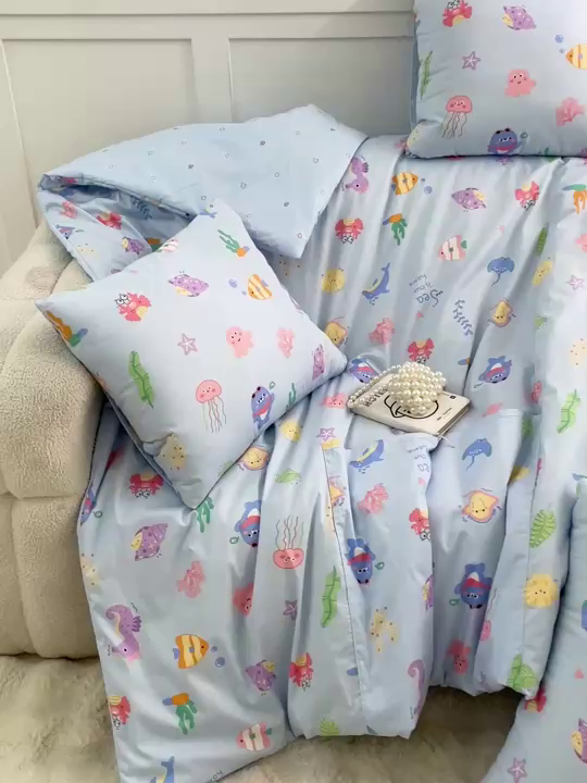 91家纺网 家纺一手货源 找家纺 多米家居 2025新款全棉口袋印花抱枕被 海底世界