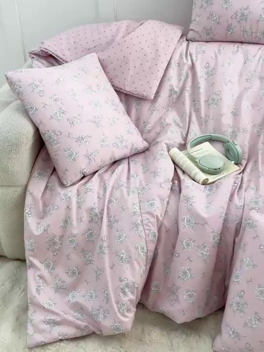 91家纺网 家纺一手货源 找家纺 多米家居 2025新款全棉口袋印花抱枕被 花又开-粉