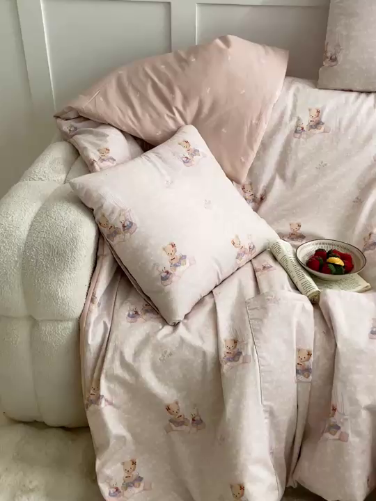 91家纺网 家纺一手货源 找家纺 多米家居 2025新款全棉口袋印花抱枕被 静谧午后