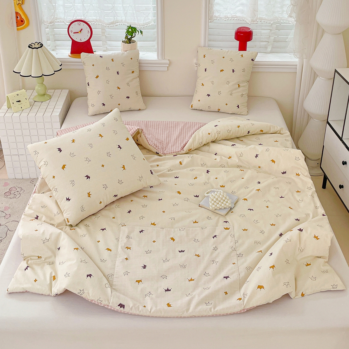 91家纺网 家纺一手货源 找家纺 多米家居 2025新款全棉口袋印花抱枕被 小皇冠