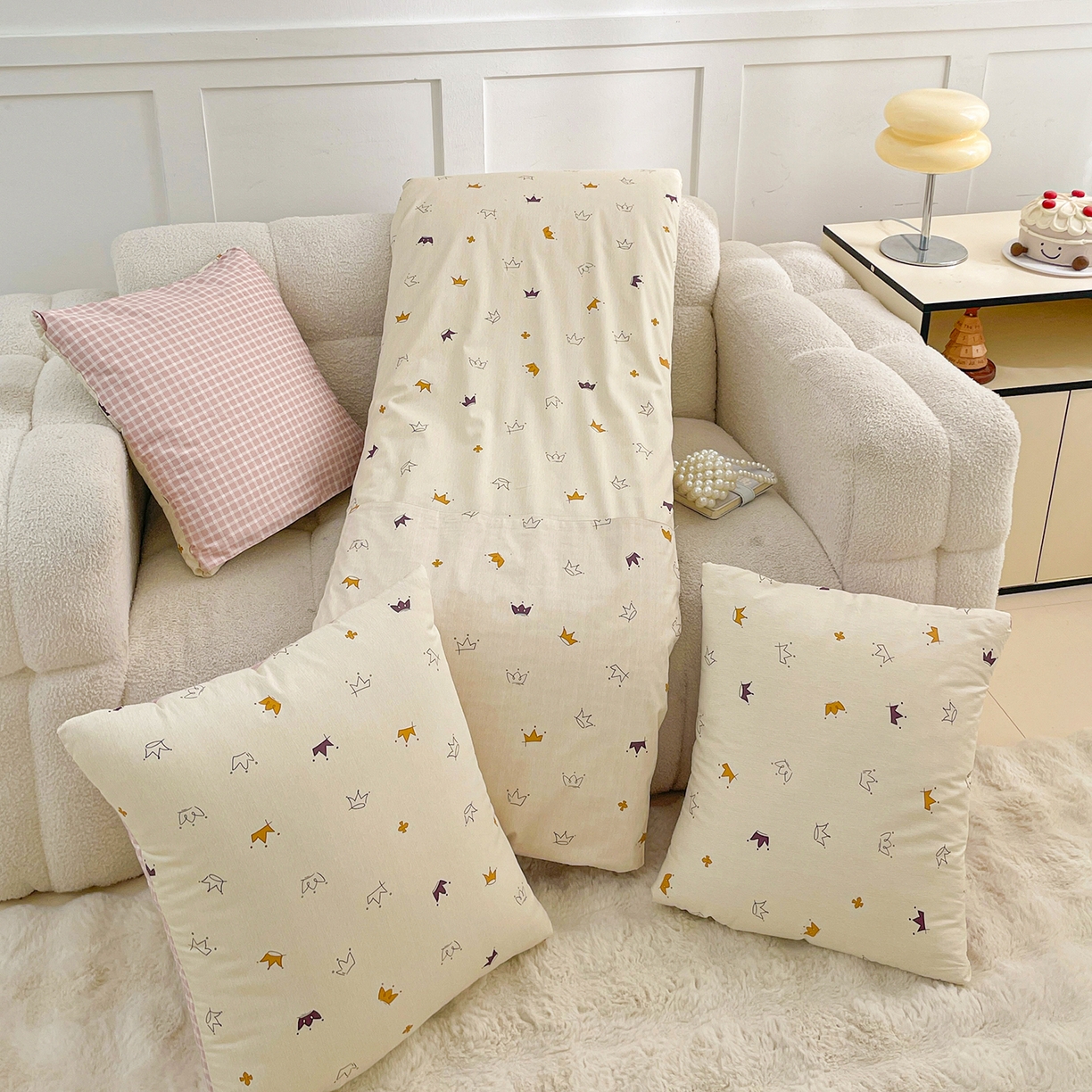 91家纺网 家纺一手货源 找家纺 多米家居 2025新款全棉口袋印花抱枕被 小皇冠