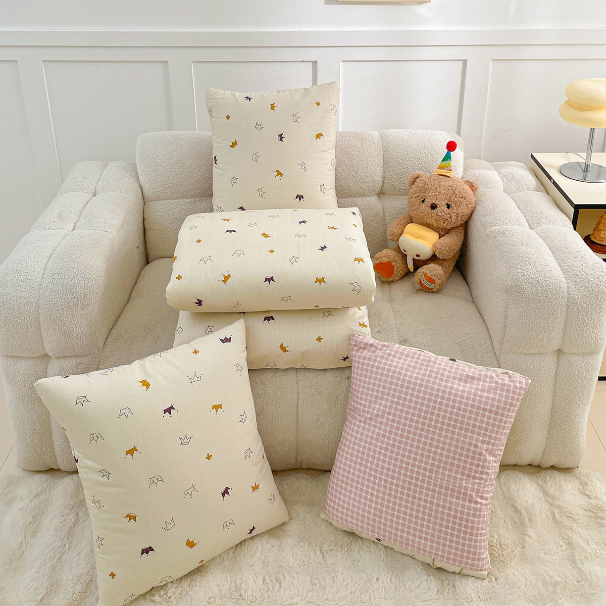 91家纺网 家纺一手货源 找家纺 多米家居 2025新款全棉口袋印花抱枕被 小皇冠