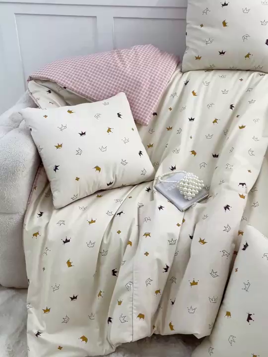 91家纺网 家纺一手货源 找家纺 多米家居 2025新款全棉口袋印花抱枕被 小皇冠