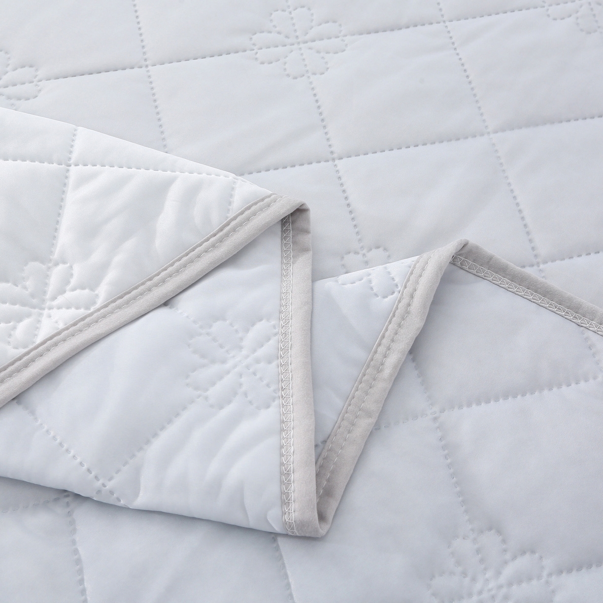 91家纺网 家纺一手货源 找家纺 天之悦家纺 2026新款夏季爆款涤氨凉感夏被夏凉被空调被 高级灰（浅变色）