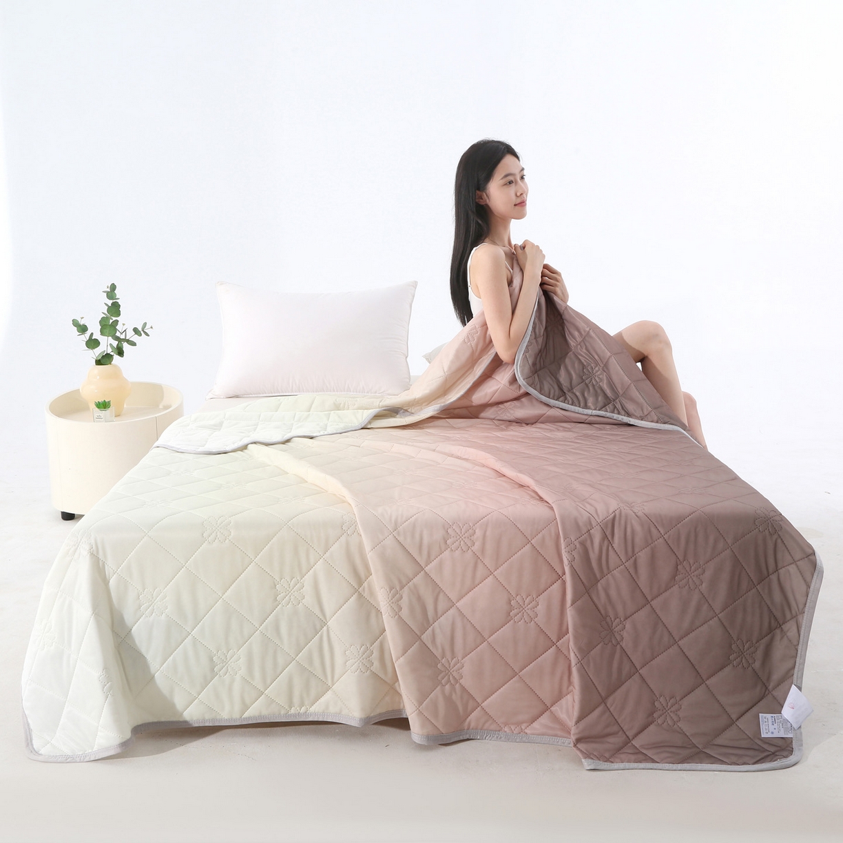 91家纺网 家纺一手货源 找家纺 天之悦家纺 2026新款夏季爆款涤氨凉感夏被夏凉被空调被 焦糖色（浅变色）