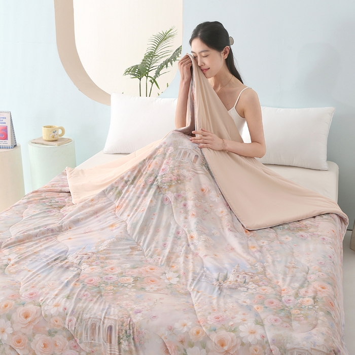 91家纺网 家纺一手货源 找家纺 天之悦家纺 2026新款夏被大版数码云母冰丝夏凉被空调被 梦漾心碎