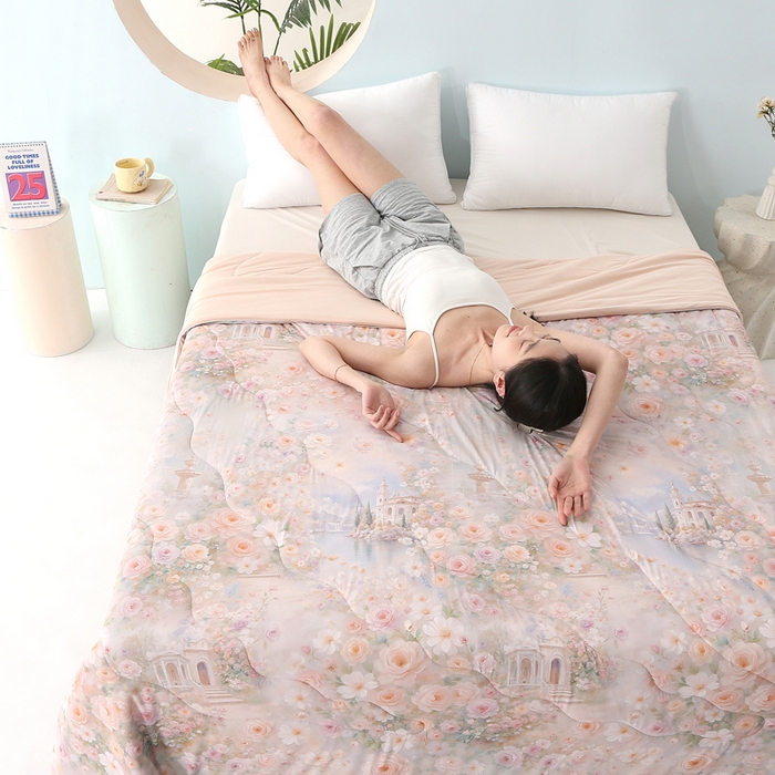 91家纺网 家纺一手货源 找家纺 天之悦家纺 2026新款夏被大版数码云母冰丝夏凉被空调被 梦漾心碎