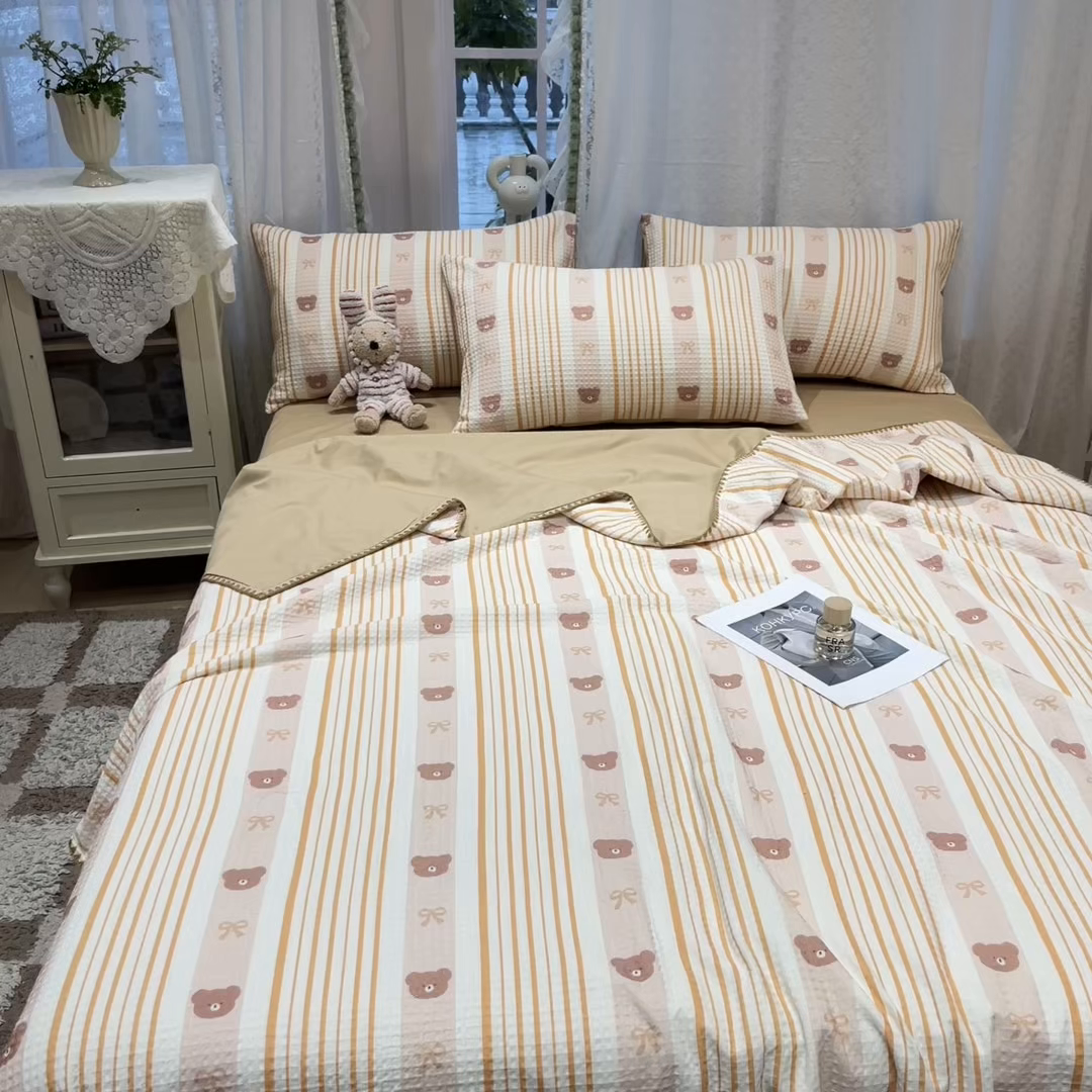 91家纺网 家纺一手货源 找家纺 一加一 2026春夏新款全棉立体华夫格数码印花大豆夏被四件套 比尔熊