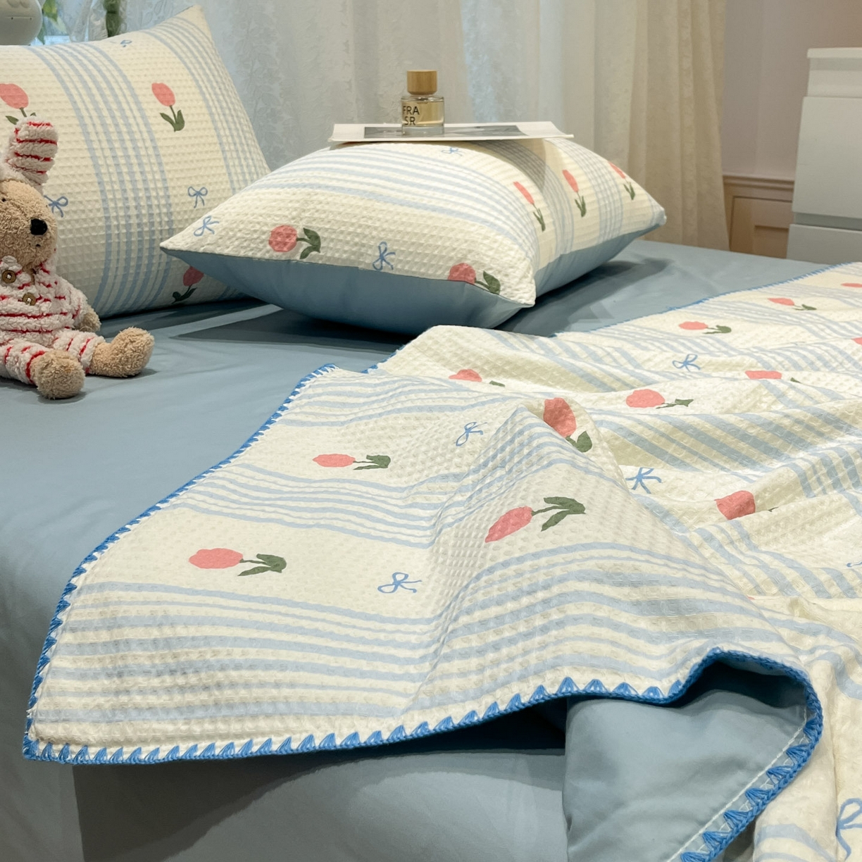 91家纺网 家纺一手货源 找家纺 一加一 2026春夏新款全棉立体华夫格数码印花大豆夏被四件套 彩虹花园