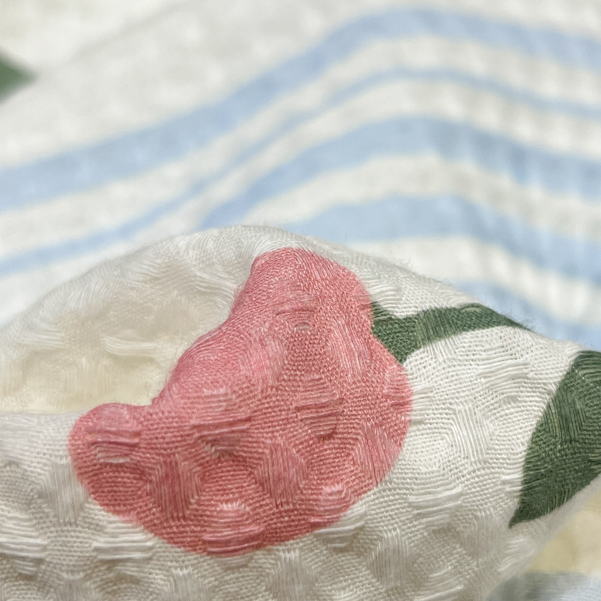 91家纺网 家纺一手货源 找家纺 一加一 2026春夏新款全棉立体华夫格数码印花大豆夏被四件套 彩虹花园