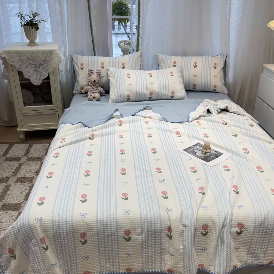91家纺网 家纺一手货源 找家纺 一加一 2026春夏新款全棉立体华夫格数码印花大豆夏被四件套 彩虹花园