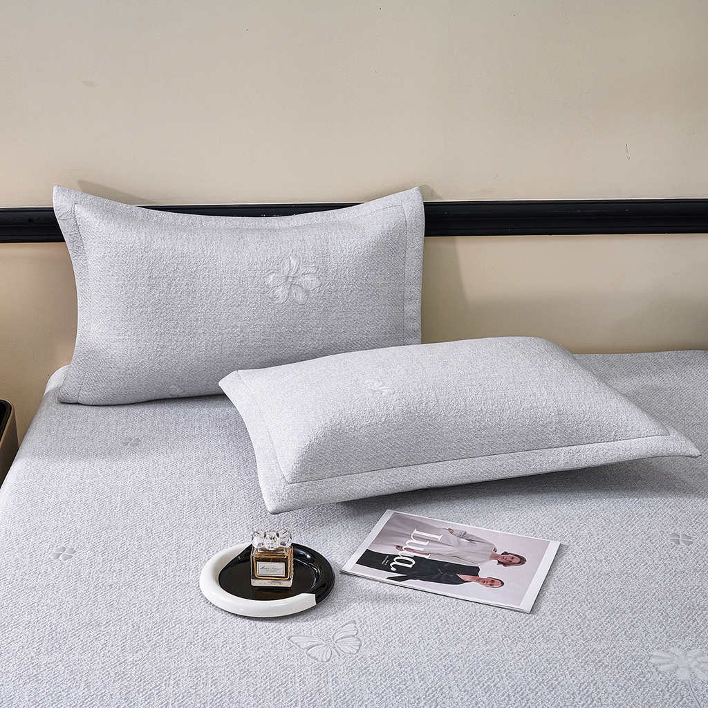 91家纺网 家纺一手货源 找家纺 青雅席业 2026年新款A类提花工艺（提花双面）凉感豆豆席床裙款 床单款-雾里看花-灰