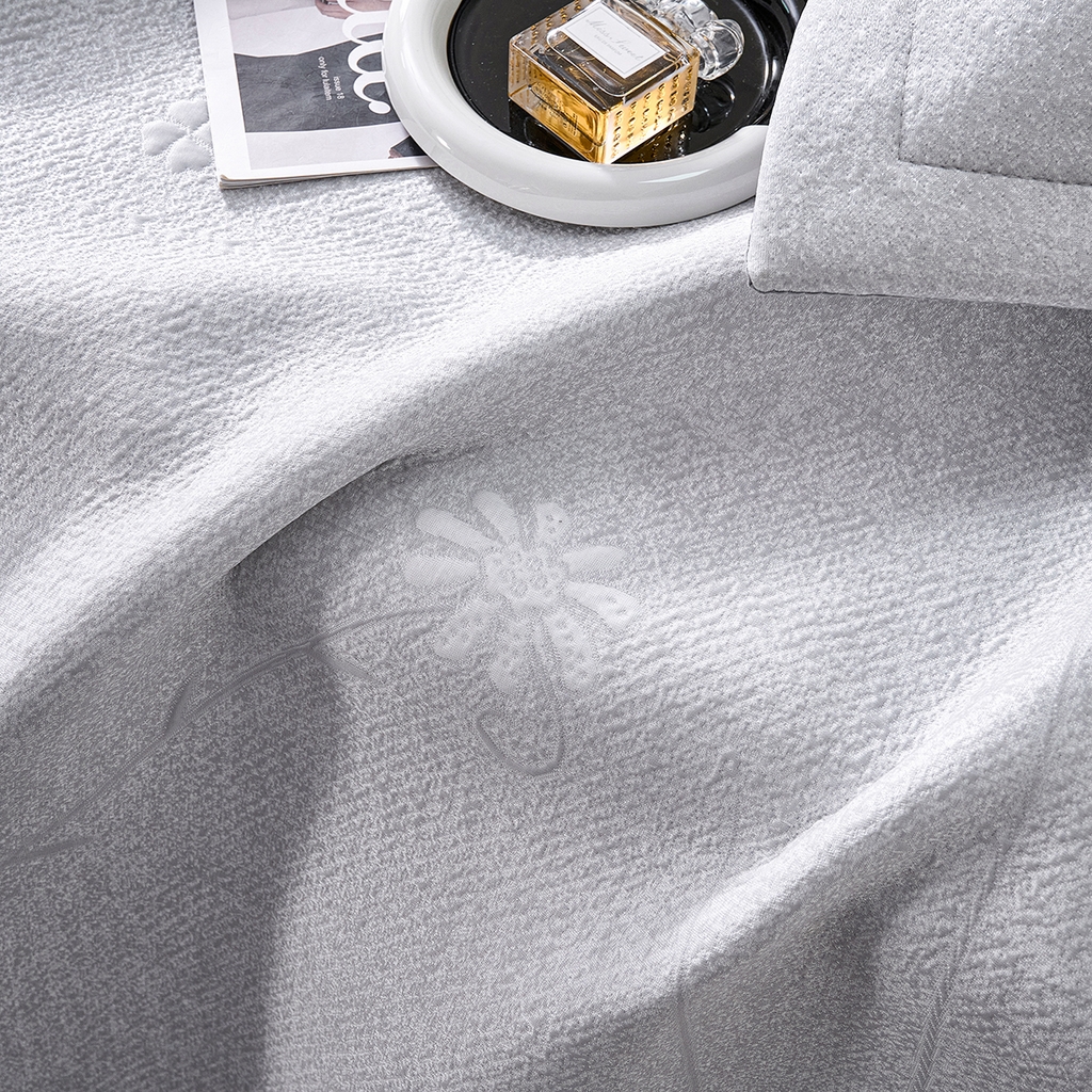 91家纺网 家纺一手货源 找家纺 青雅席业 2026年新款A类提花工艺（提花双面）凉感豆豆席床裙款 床单款-雾里看花-灰