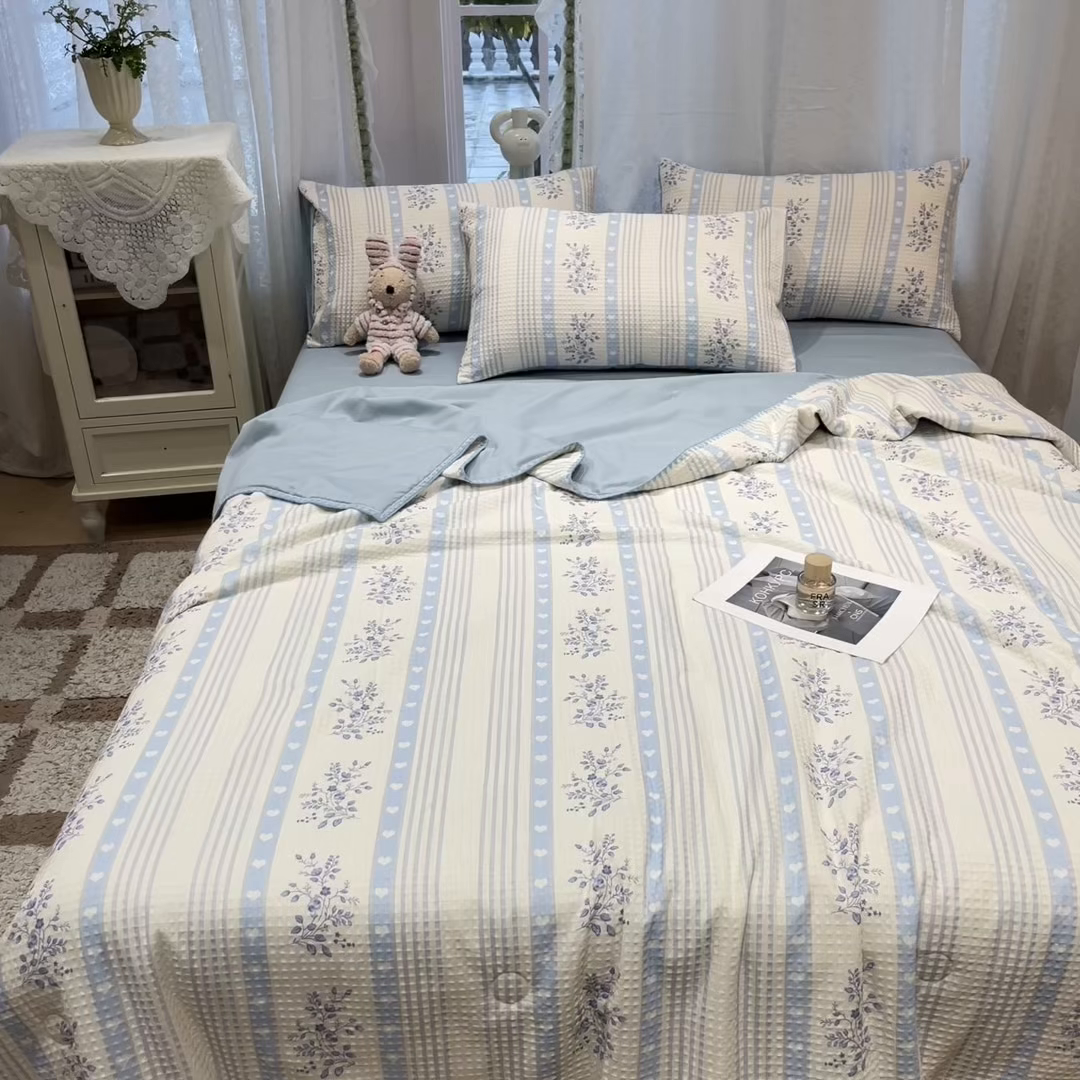 91家纺网 家纺一手货源 找家纺 一加一 2026春夏新款全棉立体华夫格数码印花大豆夏被四件套 花绮梦