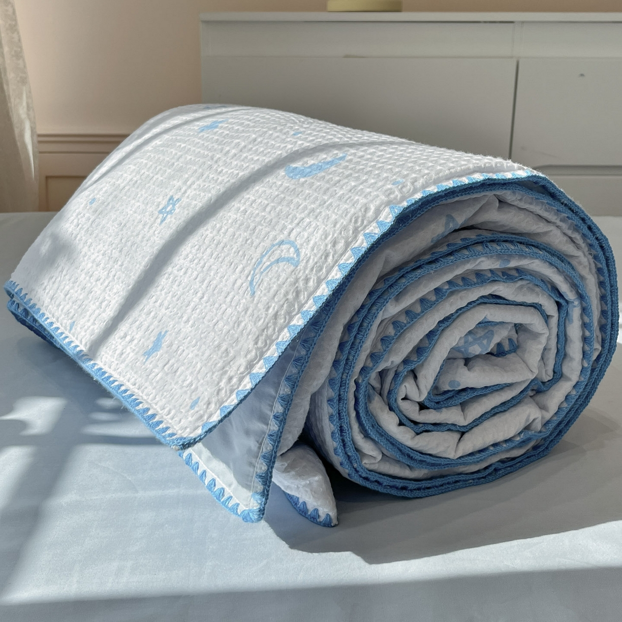 91家纺网 家纺一手货源 找家纺 一加一 2026春夏新款全棉立体华夫格数码印花大豆夏被四件套 云梦星河