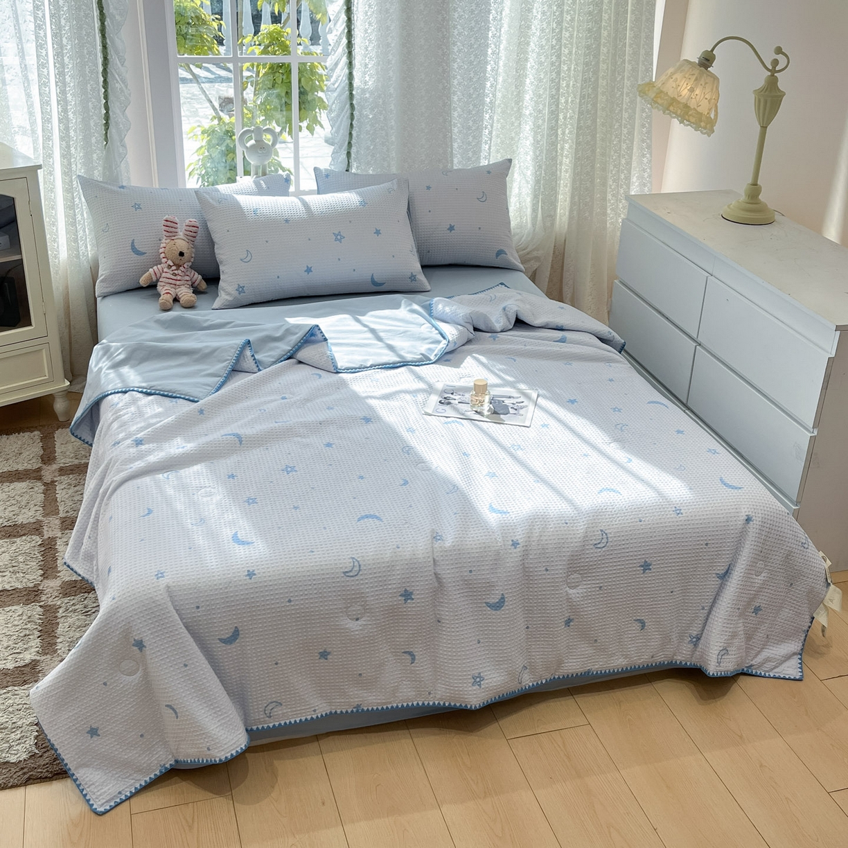 91家纺网 家纺一手货源 找家纺 一加一 2026春夏新款全棉立体华夫格数码印花大豆夏被四件套 云梦星河