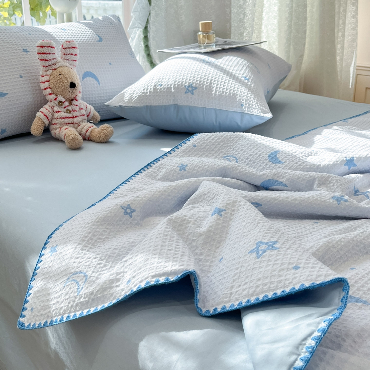 91家纺网 家纺一手货源 找家纺 一加一 2026春夏新款全棉立体华夫格数码印花大豆夏被四件套 云梦星河