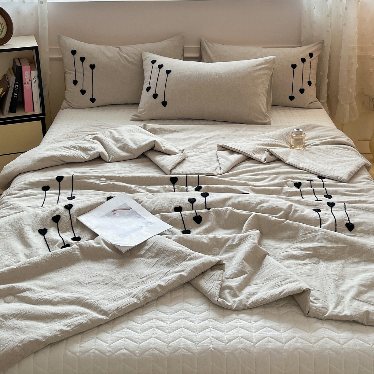 91家纺网 家纺一手货源 找家纺 （总）一加一 2026春夏新款全棉纯棉色织水洗棉麻毛巾绣大豆夏被-心心相依