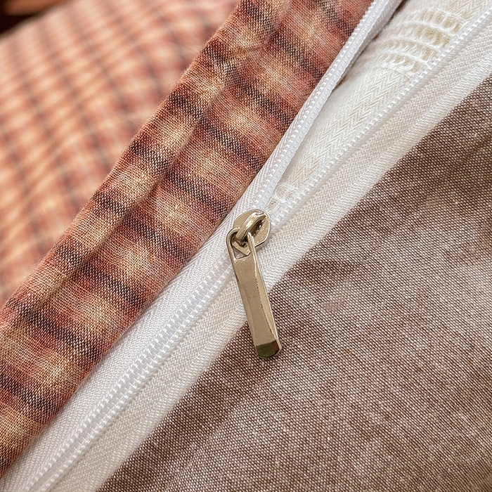 91家纺网 家纺一手货源 找家纺 梦依依 2026新款全棉色织水洗棉拉链款四件套 琥珀红