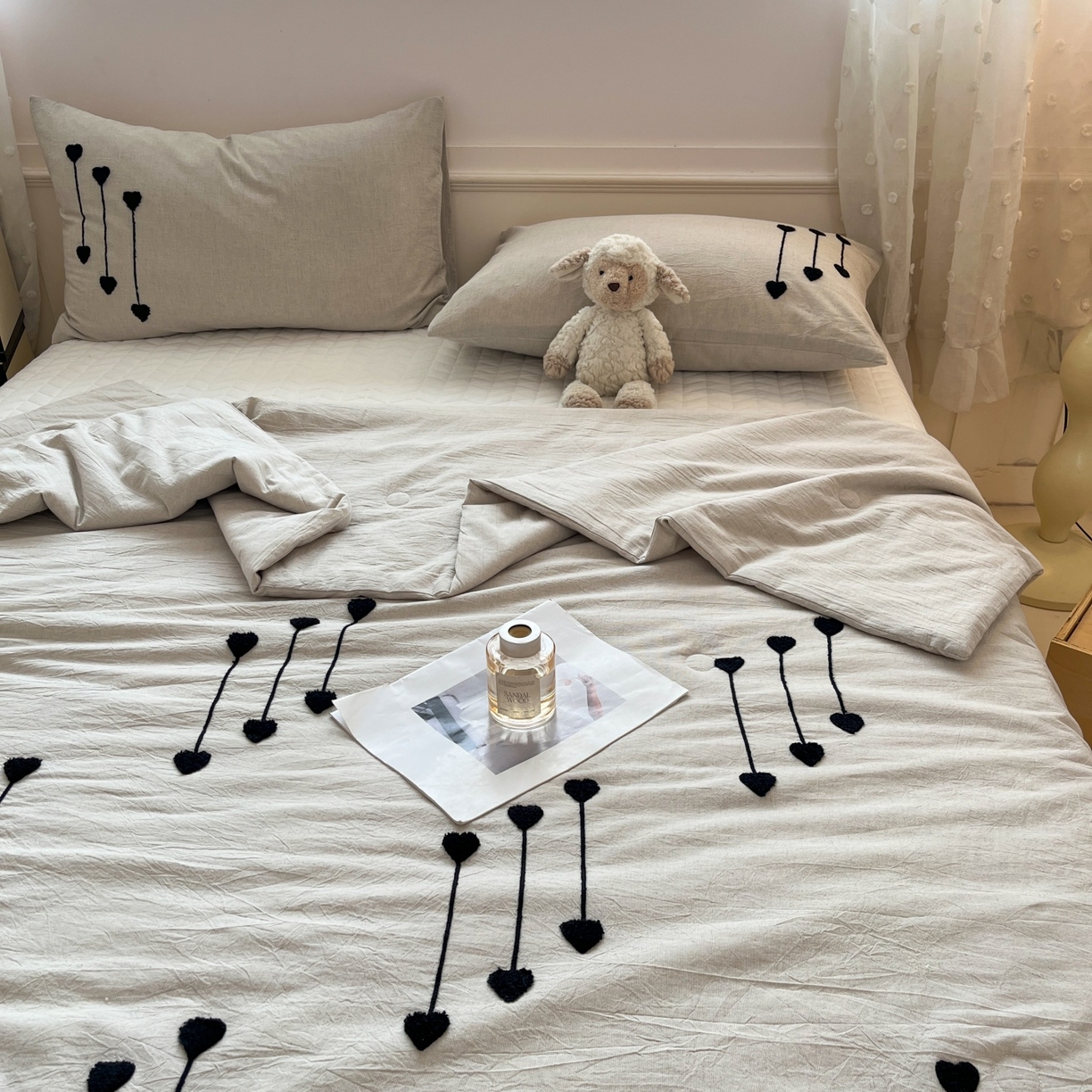 91家纺网 家纺一手货源 找家纺 一加一 2026春夏新款全棉纯棉色织水洗棉麻毛巾绣大豆夏被-心心相依 棉麻音符-灰