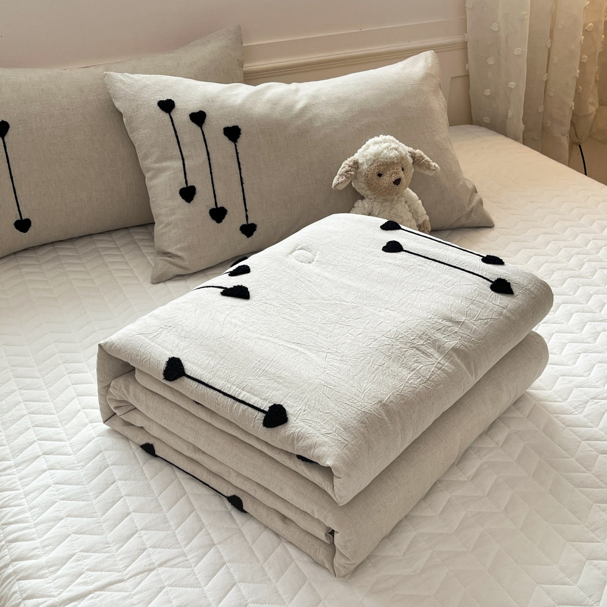 91家纺网 家纺一手货源 找家纺 一加一 2026春夏新款全棉纯棉色织水洗棉麻毛巾绣大豆夏被-心心相依 棉麻音符-灰