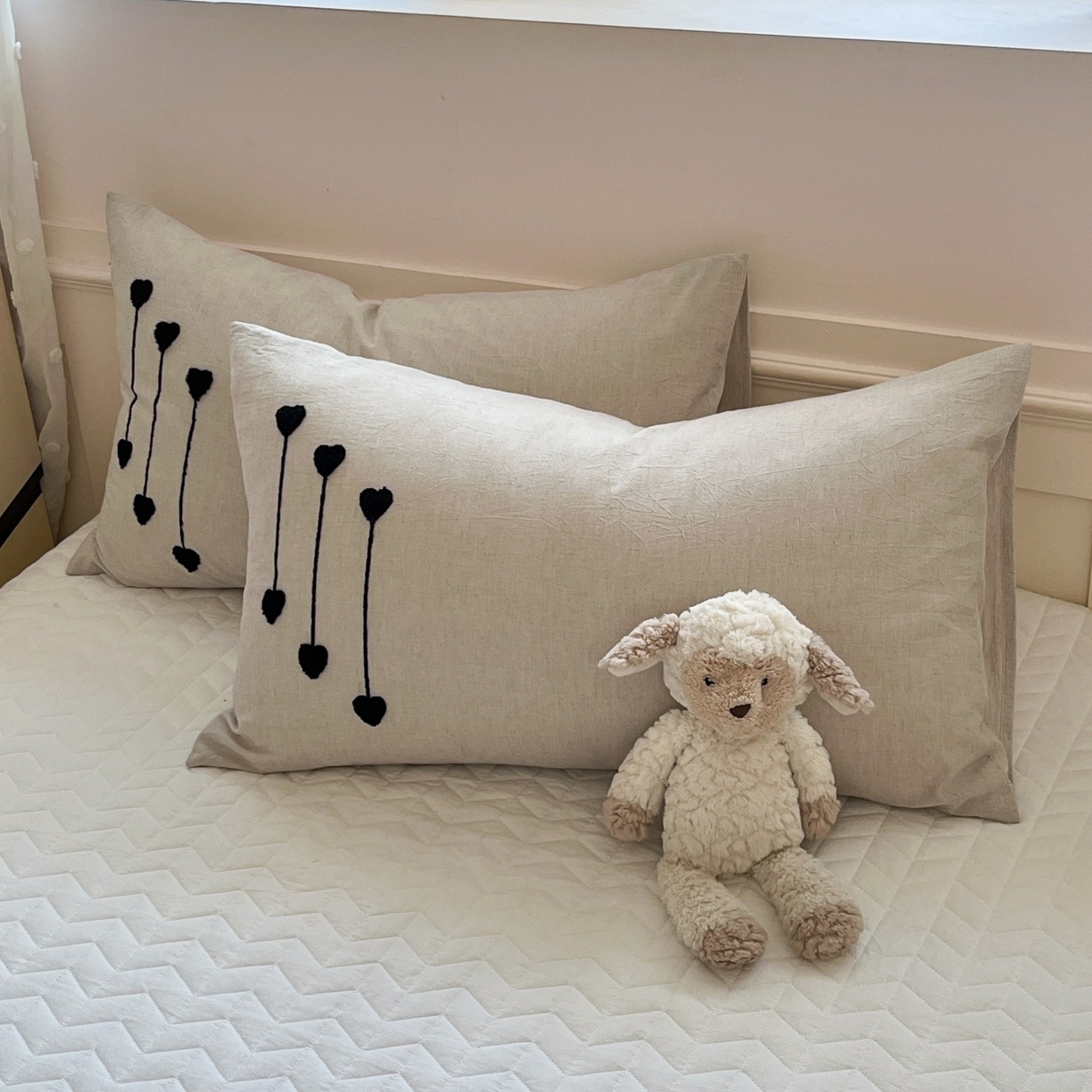 91家纺网 家纺一手货源 找家纺 一加一 2026春夏新款全棉纯棉色织水洗棉麻毛巾绣大豆夏被-心心相依 棉麻音符-灰