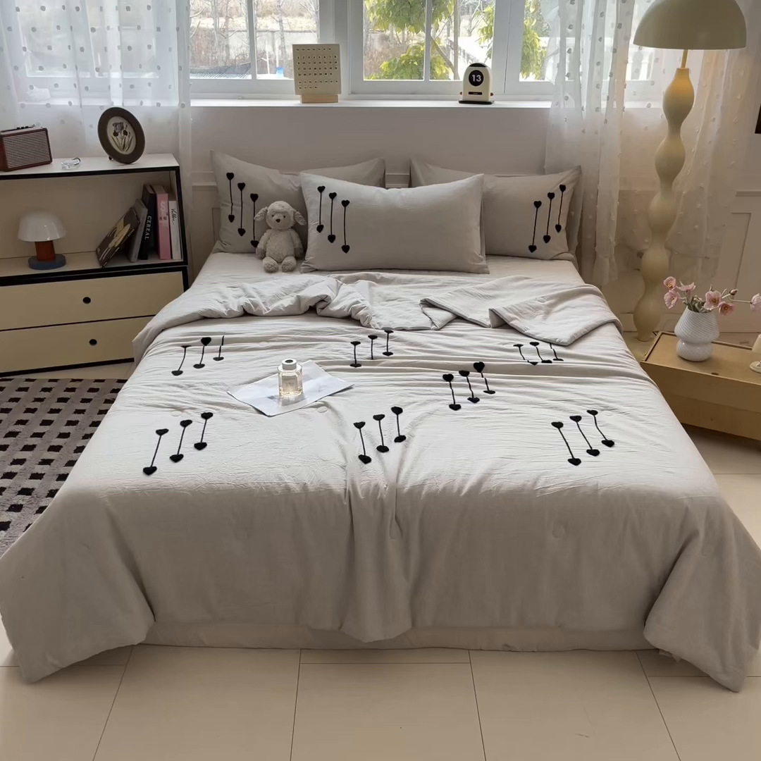 91家纺网 家纺一手货源 找家纺 一加一 2026春夏新款全棉纯棉色织水洗棉麻毛巾绣大豆夏被-心心相依 棉麻音符-灰