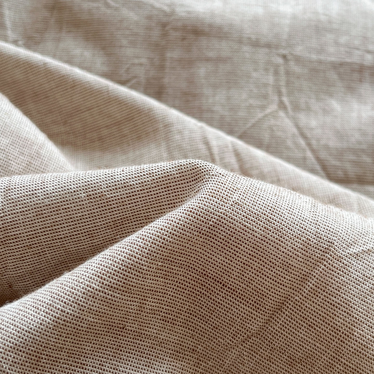 91家纺网 家纺一手货源 找家纺 一加一 2026春夏新款全棉纯棉色织水洗棉麻毛巾绣大豆夏被-心心相依 棉麻音符-卡其