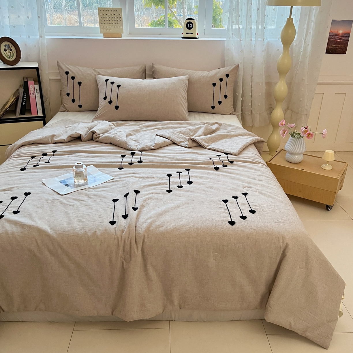 91家纺网 家纺一手货源 找家纺 一加一 2026春夏新款全棉纯棉色织水洗棉麻毛巾绣大豆夏被-心心相依 棉麻音符-卡其