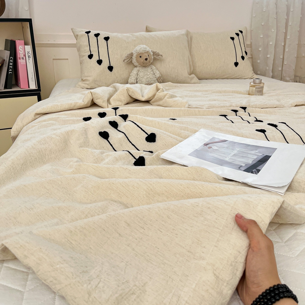 91家纺网 家纺一手货源 找家纺 一加一 2026春夏新款全棉纯棉色织水洗棉麻毛巾绣大豆夏被-心心相依 棉麻音符-奶白