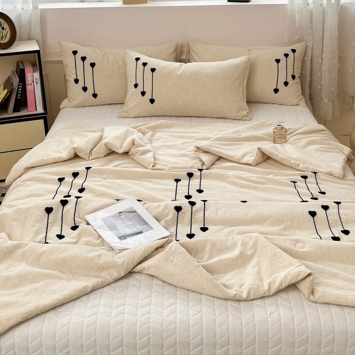 91家纺网 家纺一手货源 找家纺 一加一 2026春夏新款全棉纯棉色织水洗棉麻毛巾绣大豆夏被-心心相依 棉麻音符-奶白