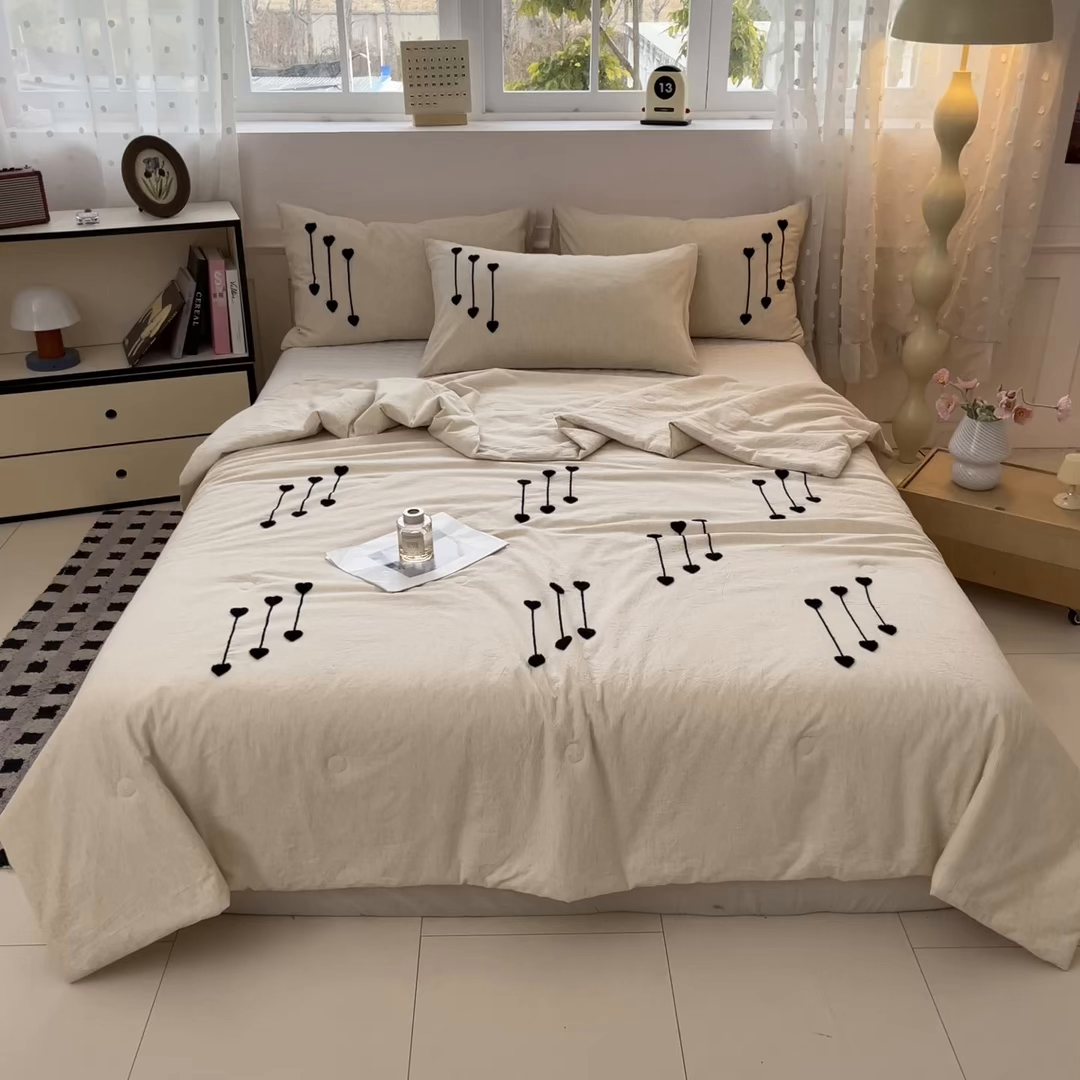 91家纺网 家纺一手货源 找家纺 一加一 2026春夏新款全棉纯棉色织水洗棉麻毛巾绣大豆夏被-心心相依 棉麻音符-奶白