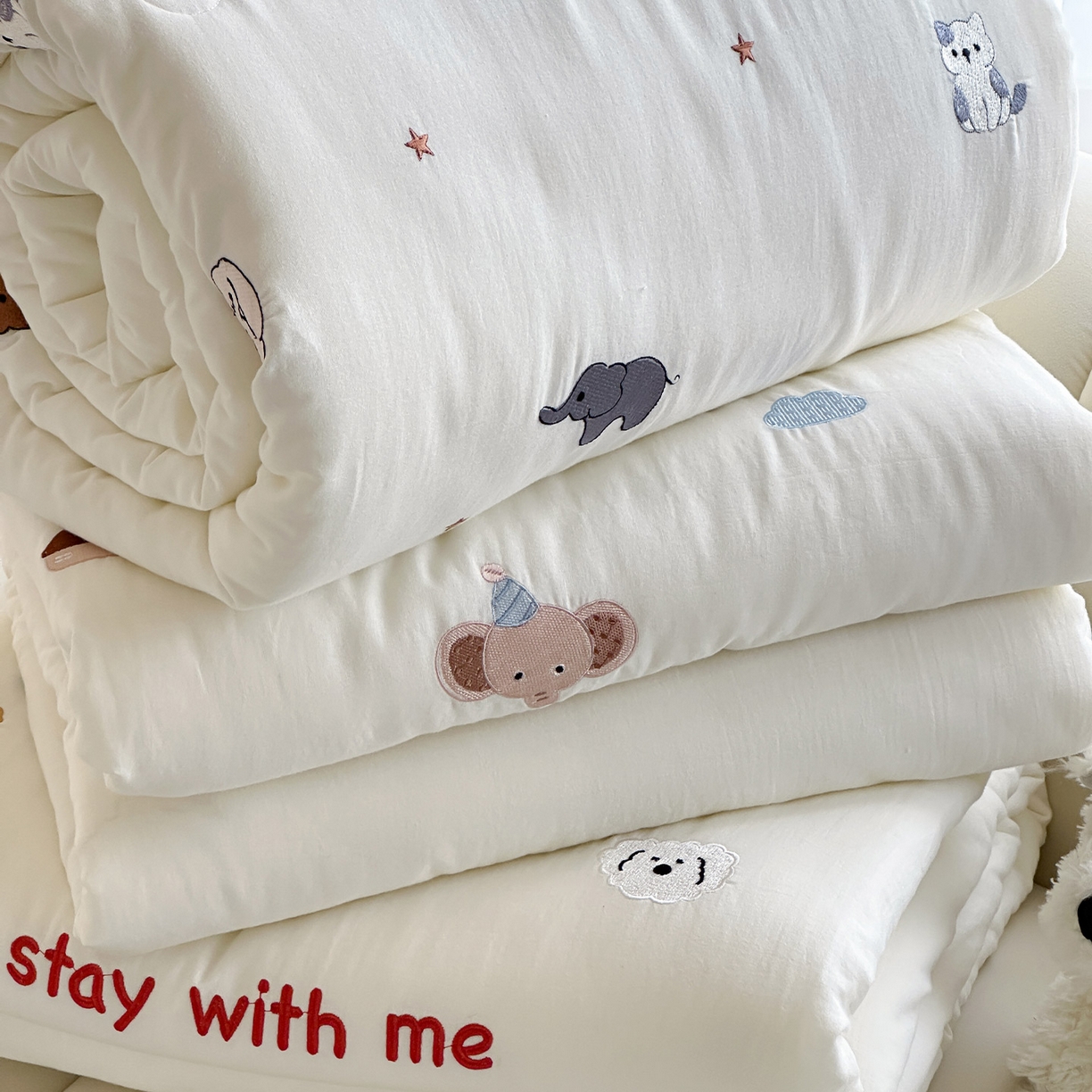 91家纺网 家纺一手货源 找家纺 （总）一加一 2026春夏新款双层纱刺绣大豆夏被-棉纱萌趣