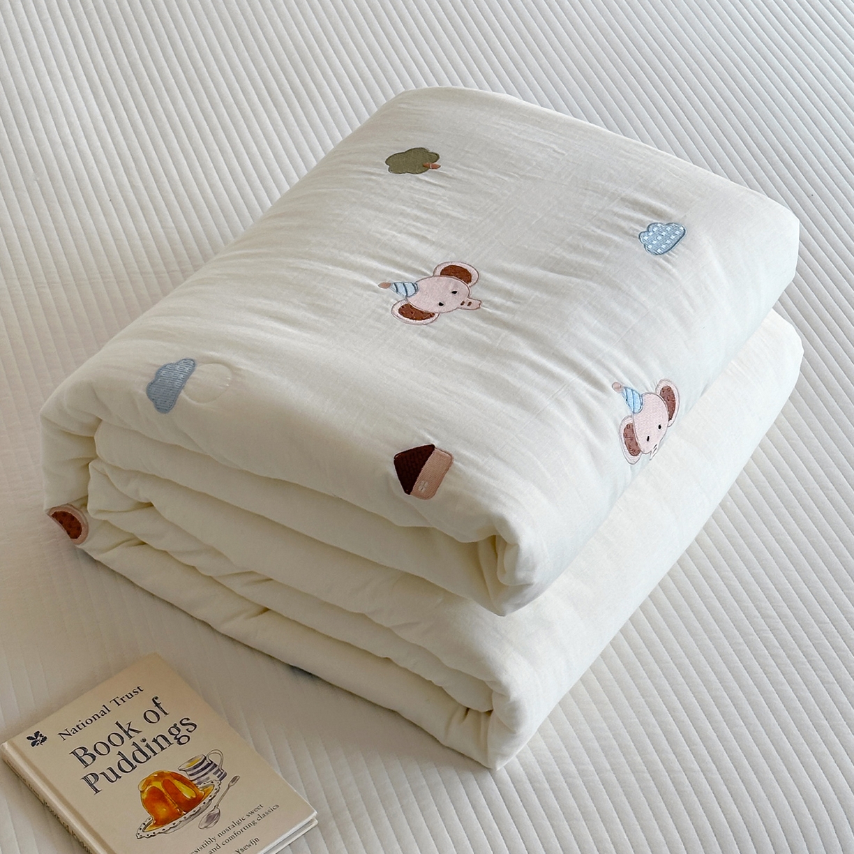 91家纺网 家纺一手货源 找家纺 （总）一加一 2026春夏新款双层纱刺绣大豆夏被-棉纱萌趣