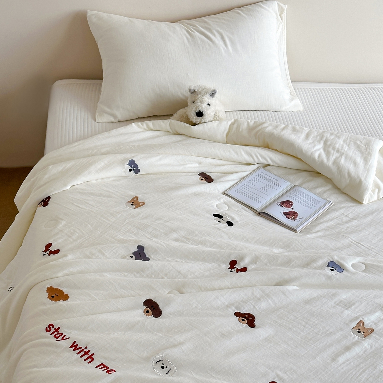 91家纺网 家纺一手货源 找家纺 一加一 2026春夏新款双层纱刺绣大豆夏被-棉纱萌趣 狗狗乐园