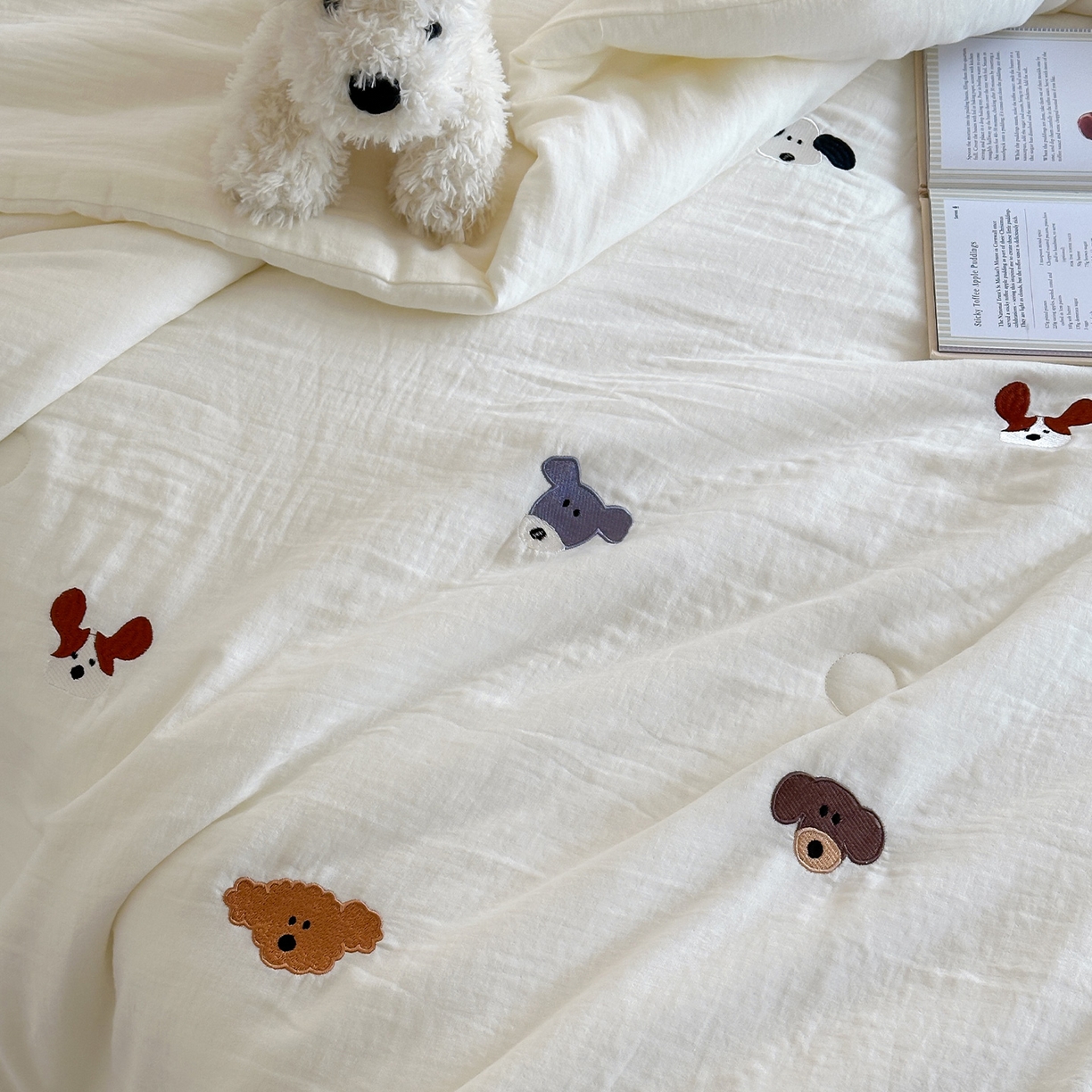 91家纺网 家纺一手货源 找家纺 一加一 2026春夏新款双层纱刺绣大豆夏被-棉纱萌趣 狗狗乐园