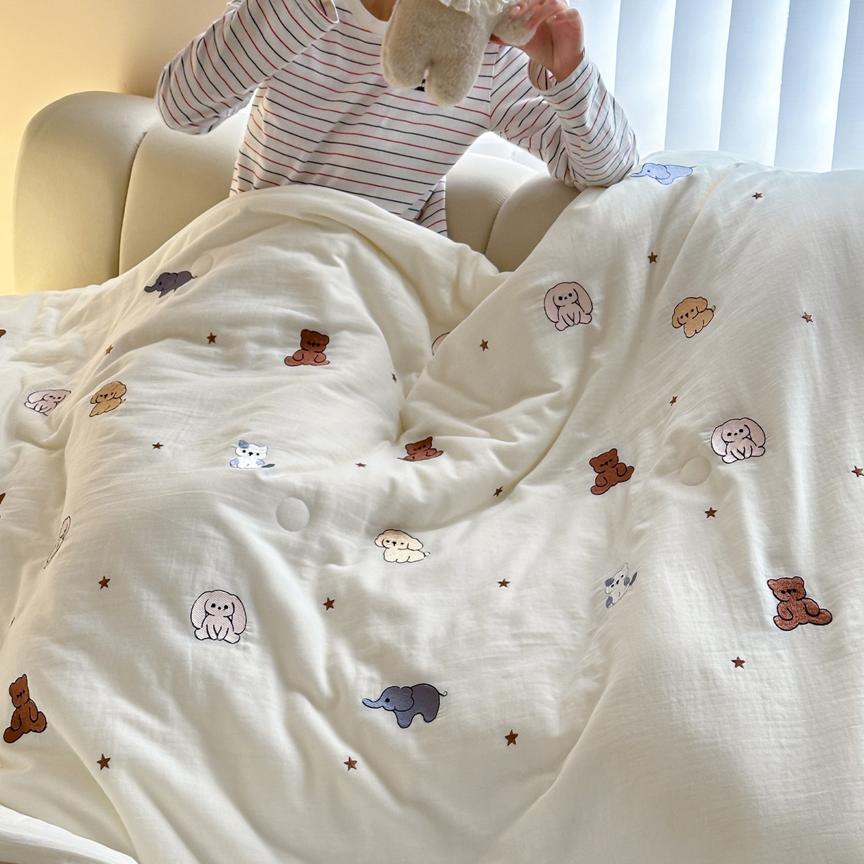 91家纺网 家纺一手货源 找家纺 一加一 2026春夏新款双层纱刺绣大豆夏被-棉纱萌趣 甜梦乐园