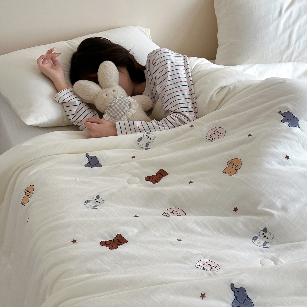 91家纺网 家纺一手货源 找家纺 一加一 2026春夏新款双层纱刺绣大豆夏被-棉纱萌趣 甜梦乐园